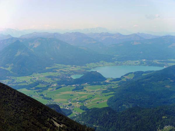 Blick vom Gipfel auf den Wolfgangsee und die Osterhorngruppe