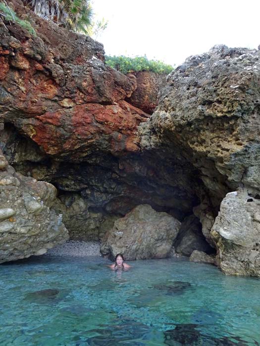etliche Schwimmzüge weiter, exakt im Scheitelpunkt des Rechten Winkels der Bucht, ein romantischer Höhlenstrand