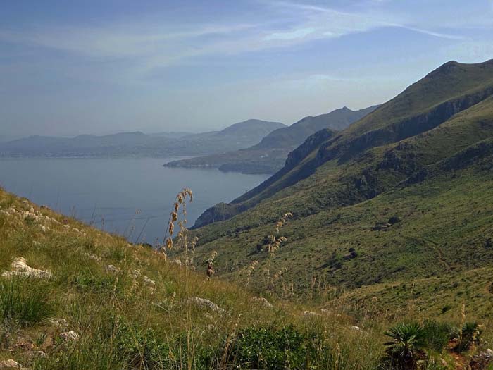 Rückblick von ca. 400 m Seehöhe auf den Sentiero di Mezza Costa und den Golf von Castellammare