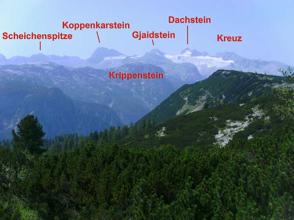 im Sattel zwischen Eislochkogel und Feuerkogel ist der Hochflächenrand erreicht; Blick gegen SW auf die zentrale Dachsteingruppe