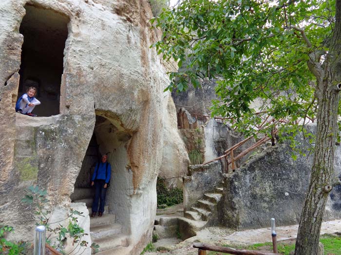 etwa 100 teils mehrgeschoßige Höhlenwohnungen sind durch Treppen miteinander verbunden