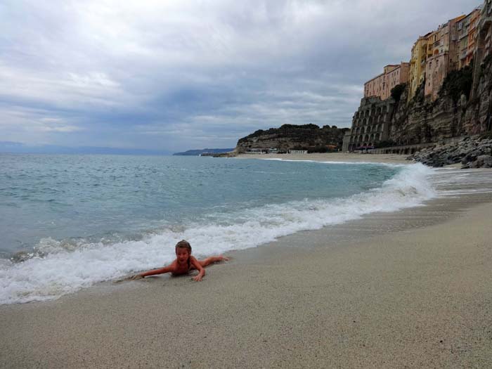an einem der Traumstrände von Tropea, keine 10 km westlich von Zungri; das Wetter an den letzten Oktobertagen ist nicht mehr so beständig wie im Sommer, das Meer aber noch immer warm genug für ein Bad