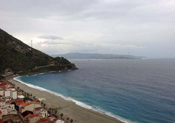 vom Strand südwestlich der Stadt ist bereits Sizilien auszumachen; in der Nähe des Fischkutters - ...