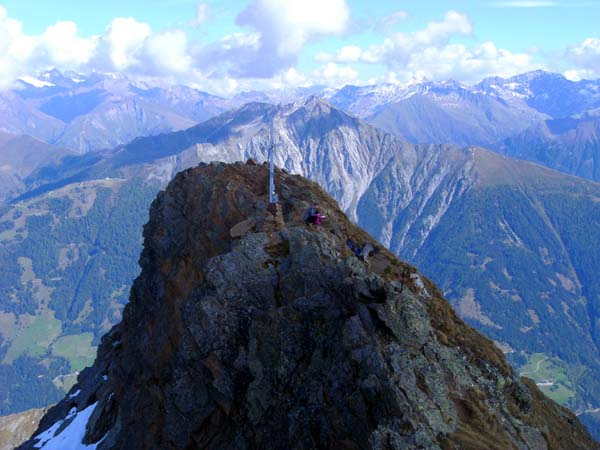 der markante Gipfel gilt unter Kennern als einer der besten Aussichtsberge Osttirols; im NO Glockner (links) und Schobergruppe