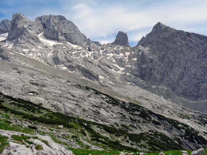 vom höchsten Punkt unserer Runde ist der markierte Hüttenzustieg schnell erreicht; elegant die dreigipfelige Eiskarlspitze zwischen Hochkesselkopf und dem Windlegergrat des Torstein