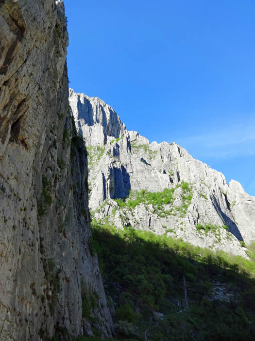 das eindrucksvolle Tal Vratsata zieht gegen Westen ins benachbarte Bergmassiv und bietet in seinen bis zu 300 m hohen Wänden eine Fülle von Mehrseillängenrouten - teilweise vom Straßenrand weg