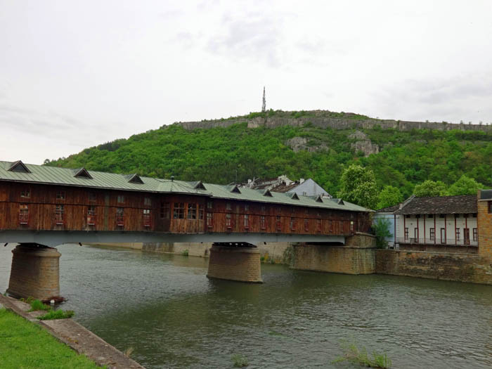 die Landstadt Lovech ist bekannt durch sein malerisches Altstadtviertel mit überdachter Brücke; folgt man dem Felsgürtel einen Kilometer weit nach Osten (rechts) ...