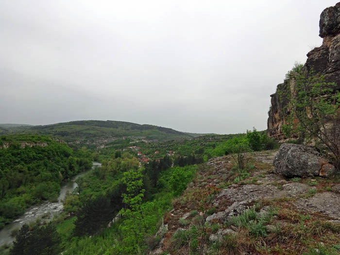 zum oberen Sektor von Chervenite skali quert man nach 15-minütigem Aufstieg auf breitem Band nach links ...