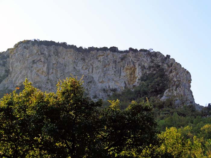 allein an der geschichtsträchtigen Rocca di Perti gleich nördlich von Finalborgo warten über 20 Klettergärten; hier die schattige Versante Nord mit 40 Routen bis zu 6 Seillängen; rechts die Nordkante „Via dello Spigolo“ (s. eigener Bericht), ...