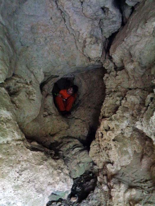 beim Abstieg kommt man bei der kleinen Durchgangshöhle Grottino del Bric della Croce vorbei, ...