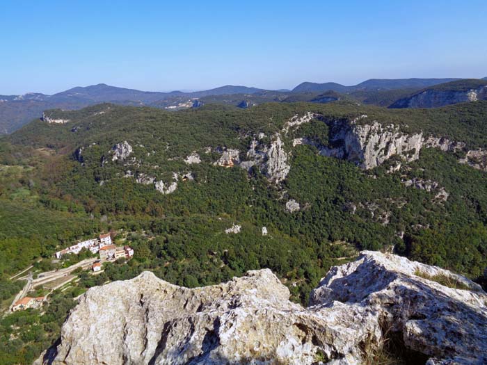 Blick gegen NO zum nächsten Gebiet: die Rocca Carpanea mit an die 30 Klettergärten