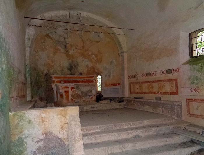 das kleine Gotteshaus thront seit gut 1000 Jahren über dem Valle Aquila