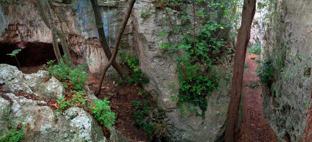 ganz versteckt oben am Hochflächenrand trennt ein malerischer Canyon eine gigantische Schuppe samt riesigem Felsfenster von der Hauptwand ab; beidseitig existieren etwa 40 verlockende Routen, ...