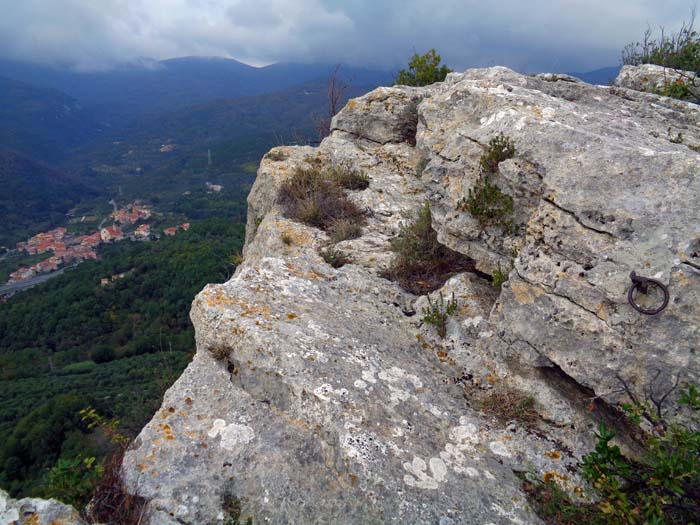am Gipfelgrat des Monte Cucco zeugen noch etliche Museumsstücke von den heldenhaften Taten alter Alpinhasen wie den Brüdern Vaccari; links unten Feglino