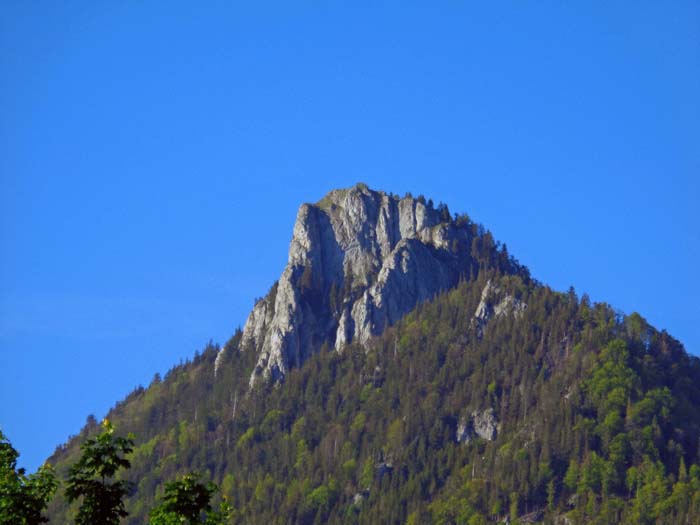 der Frauenkopf - Vorgipfel des 25 m höheren Schober - erscheint von Süden (Fuschl am See) als trutzige Felsburg, sein Südgrat (links) als steiler Pfeiler
