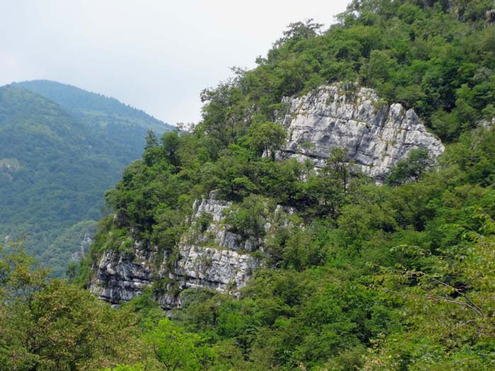 Klettergebiet Dardago: die beiden Stockwerke des unteren Sektors (Parete Piccola) von Süden