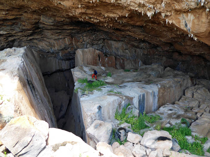 in der zweiten Höhle kann man absolut regensicher in den schaurigen Schächten unterm Höhlenboden klettern (7 Routen zwischen 4b und 6b)