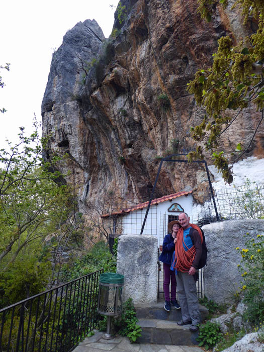 Aghios Nikolaos: am Zustieg nicht zu weit dem Wanderweg folgen, sondern bald rechts durch die Felsen hinunter; eine kleine Kapelle schmiegt sich an den Sektor A (8 Routen 5c bis 7b)