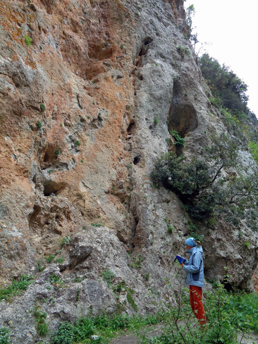 von oben kommend erreichen wir das Klettergebiet Lagada beim Schluchtsektor Splithari; Ulli studiert Prigipesa 6a, zu Klettern ist es uns tatsächlich zu kalt
