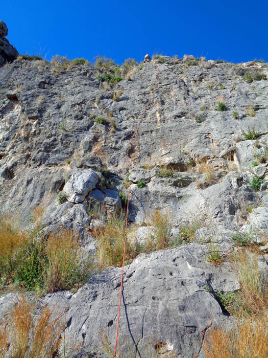ein paar Meter links daneben Erich in Tsimbouri 6a - Klettern über einem einzigartigen Ökosystem