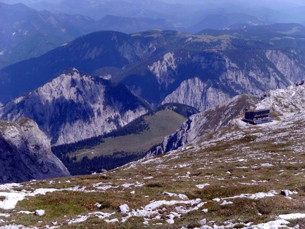 Blick von der Gipfelhochfläche nach NO auf Schiestlhaus und Zeller Staritzen
