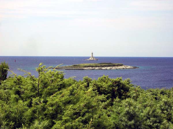 der Naturpark am Kap Kamenjak, der Südspitze Istriens; Blick auf die Leuchtturminsel Porer, auf der Ferienwohnungen zu mieten sind