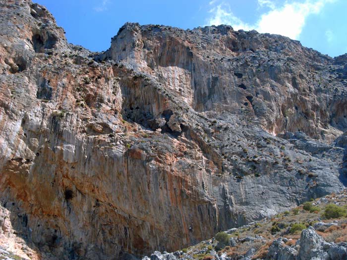die riesige Halbhöhle des Troulos im Sektor Arhi mit Routen bis 9a; rechts der Mitte die fantastische Löcherreihe von Kalymnian Cheese mit drei langen Seillängen (6a+, 6b+ und 7a)