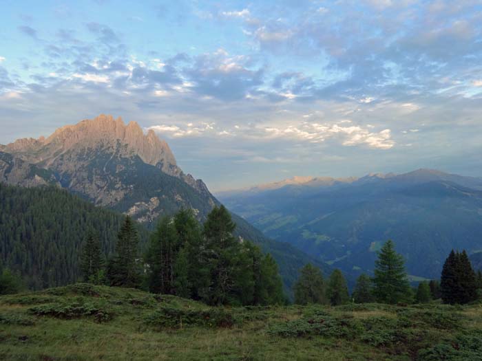 frühmorgens auf der Weißsteinalm; im Westen der fünftürmige Spitzkofel-Nordgrat, das obere Drautal und die Villgratner Berge