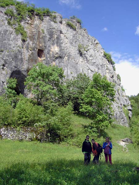 die kompakten Wände des Klettergartens Gajina pećina liegen unmittelbar neben einer idyllischen Wiese am Flussufer