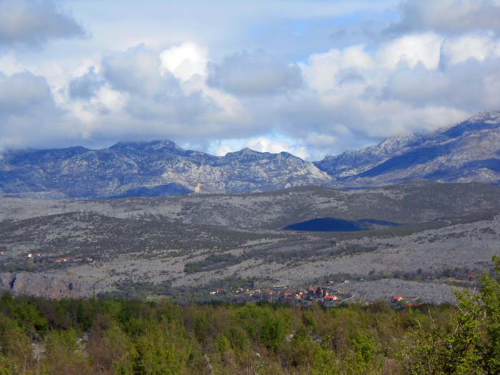 Blick v. S übers Zrmanjatal hinweg auf den Prezidpass im südlichen Velebit; Obli kuk etwas links davon in Bildmitte