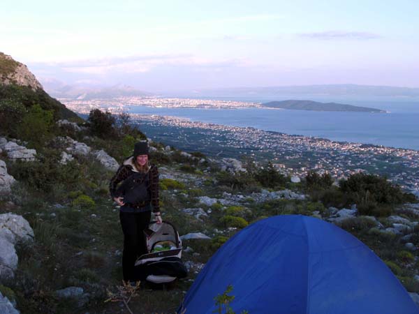 unser Biwakplatz auf der Westschulter der Malačka, darunter die Landzunge von Split, auf deren grüner Westhälfte der Klettergarten Marjan zu finden ist (s. unten)