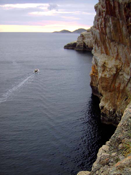 die Steilküste am Kap Struga zwischen den beiden Einbuchtungen Veje und Male stijene