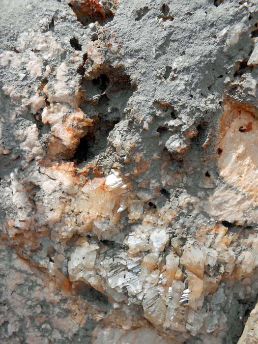 Detail aus Drugi 5a - auf dieser 11-Meter-Reise durch die Welt der Steine finden sich alle möglichen Schmankerl, von schönen Sinterbildungen bis zu solchen Quarznestern