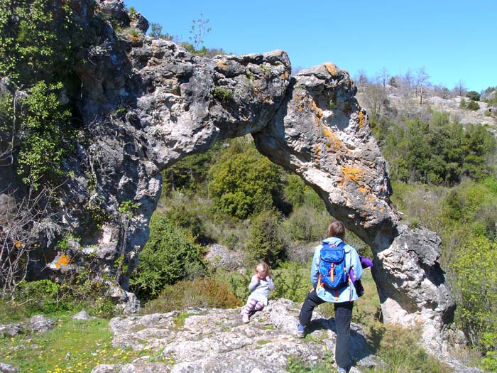 der freistehende Felsbogen Kolač liegt etwas weiter im Inselinneren versteckt