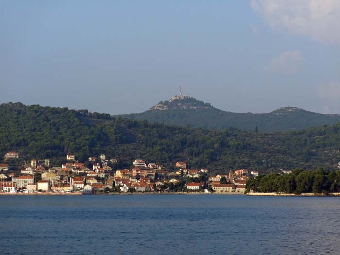 in Preko legen die Fährschiffe aus Zadar an, dahinter der Sveti Mihovil, die zweithöchste Erhebung auf Ugljan; der Klettergarten befindet sich an der Rückseite