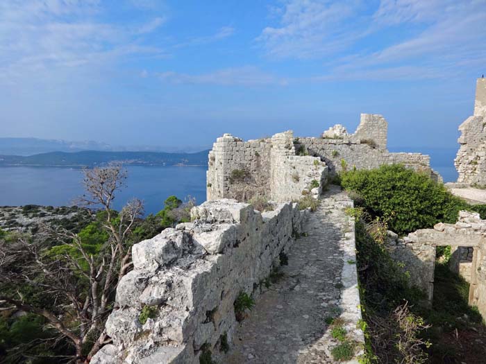 Blick von der Burgmauer auf die äußeren Inseln Iž und Dugi Otok (ganz hinten); die vier Sektoren verteilen sich hinter der flachen Schwelle links