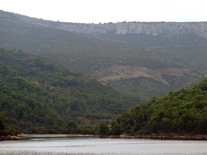 der Felsgürtel von Straćine liegt etwa 300 m über der Bucht von Starigrad im NW der Insel