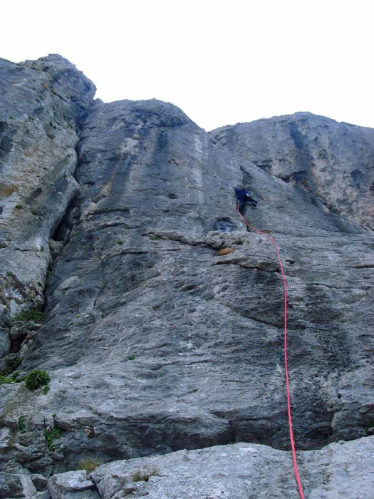 Ulli klettert den schönen Riss in Metulji so srečni 5c, der zerfressene Fels erinnert an die Planspitze NW-Wand im Gesäuse; rechts daneben die Eierbar 5c