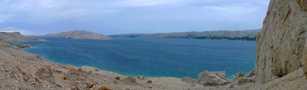 Blick vom Wandfuß gegen S; die Inselhauptstadt Pag versteckt sich links der Bildmitte in der leicht begrünten Bucht