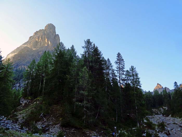 Morgenstimmung oberhalb der Lienzer-Dolomiten-Hütte; links die Gr. Laserzwand, rechts hinten die Teplitzer Spitze 