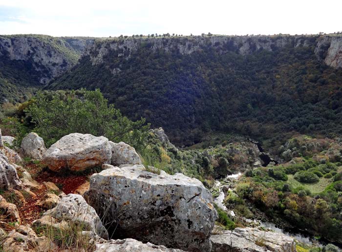 die Gravina Laterza, die größte Schlucht Apuliens, steht unter Naturschutz; dennoch darf in einem der weit verstreuten Felsen nach wie vor geklettert werden: ...