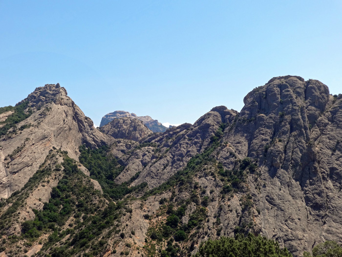Blick von der Höhe der Moles gegen Osten auf die Gronses, dem nächsten reizvollen Klettergebiet; ganz hinten die Roques de Benet (s. Archiv Bergsteigen)