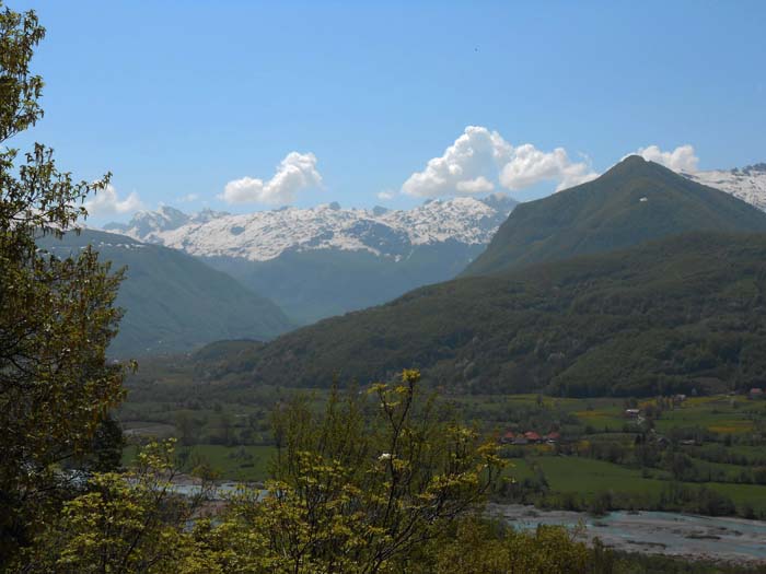 im Dreiländereck Montenegro-Kosovo-Albanien entstand am Fuß des großartigen Prokletije-Gebirges 2008 der erste Klettergarten des Landes