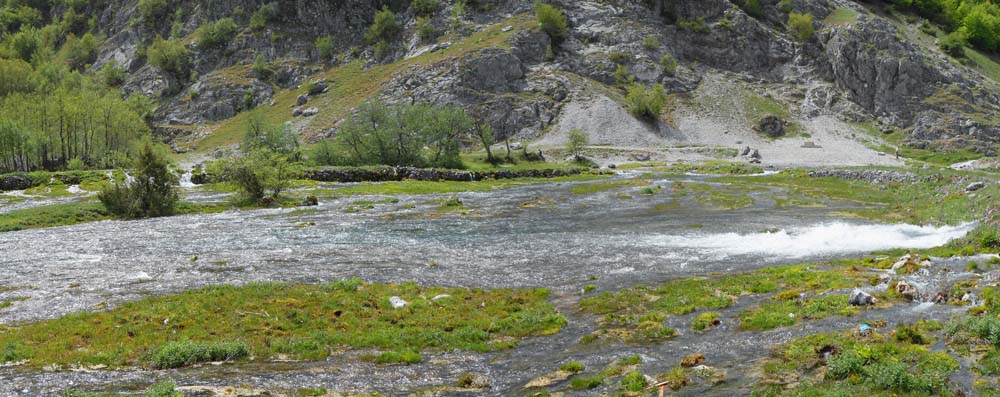 im Nachbartal, gleich südlich von Gusinje, erwartet uns ein anderes Naturschauspiel mit angeschlossenem Klettergarten: die Ali Pasinih Quellen; ein wilder Fluss verschwindet einige Kilometer talauf schlagartig im Boden (zeigen wir euch weiter unten), hier wird das Wasser in zahlreichen nebeneinanderliegenden Quellen buchstäblich wieder aus dem Boden gedrückt