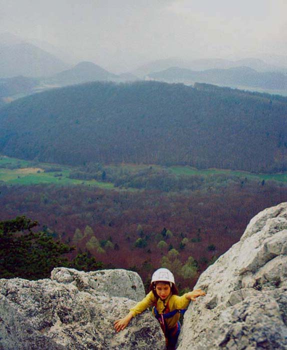die neunjährige Julia am Ausstieg vom Gamseckgrat, einer der längsten Routen am Peilstein im 3. Schwierigkeitsgrad (1993)