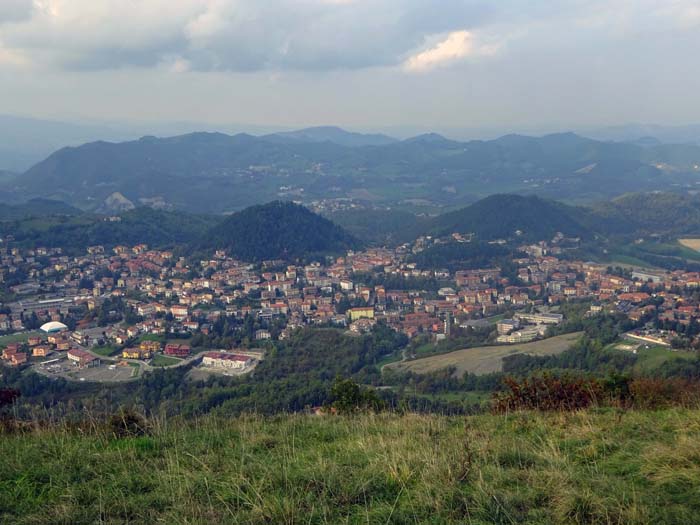 Blick vom Plateau der Pietra auf Castelnovo ne' Monti, einer netten Kleinstadt mit guter Infrastruktur