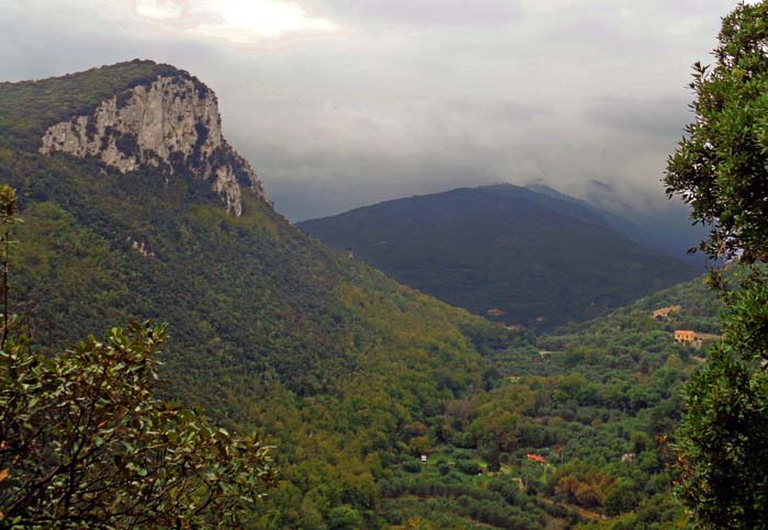 die Nordkante der Rocca di Perti im Profil von Osten (Grotta dell'Edera), im Sattel der Parkplatz