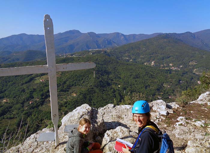Gipfelblick gegen NW ins ligurische Hinterland, wo sich u. a. ein Klettersteig mit 650 Hm versteckt