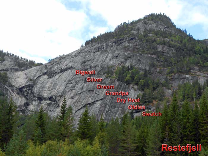 die Silberwand am Restefjell, ganz im S des inneren Tales; die Riesenverschneidung links bietet 1000 Klettermeter und ist noch nicht begangen (2013)