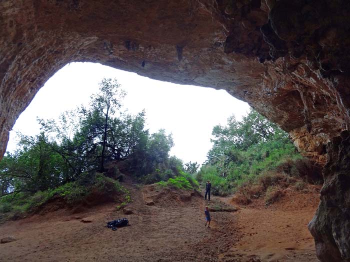 erklimmt man vom Meer aus eine steile Sanddüne, erreicht man die „Grotta“, eine kleinere Ausgabe der Grande Grotta auf Kalymnos